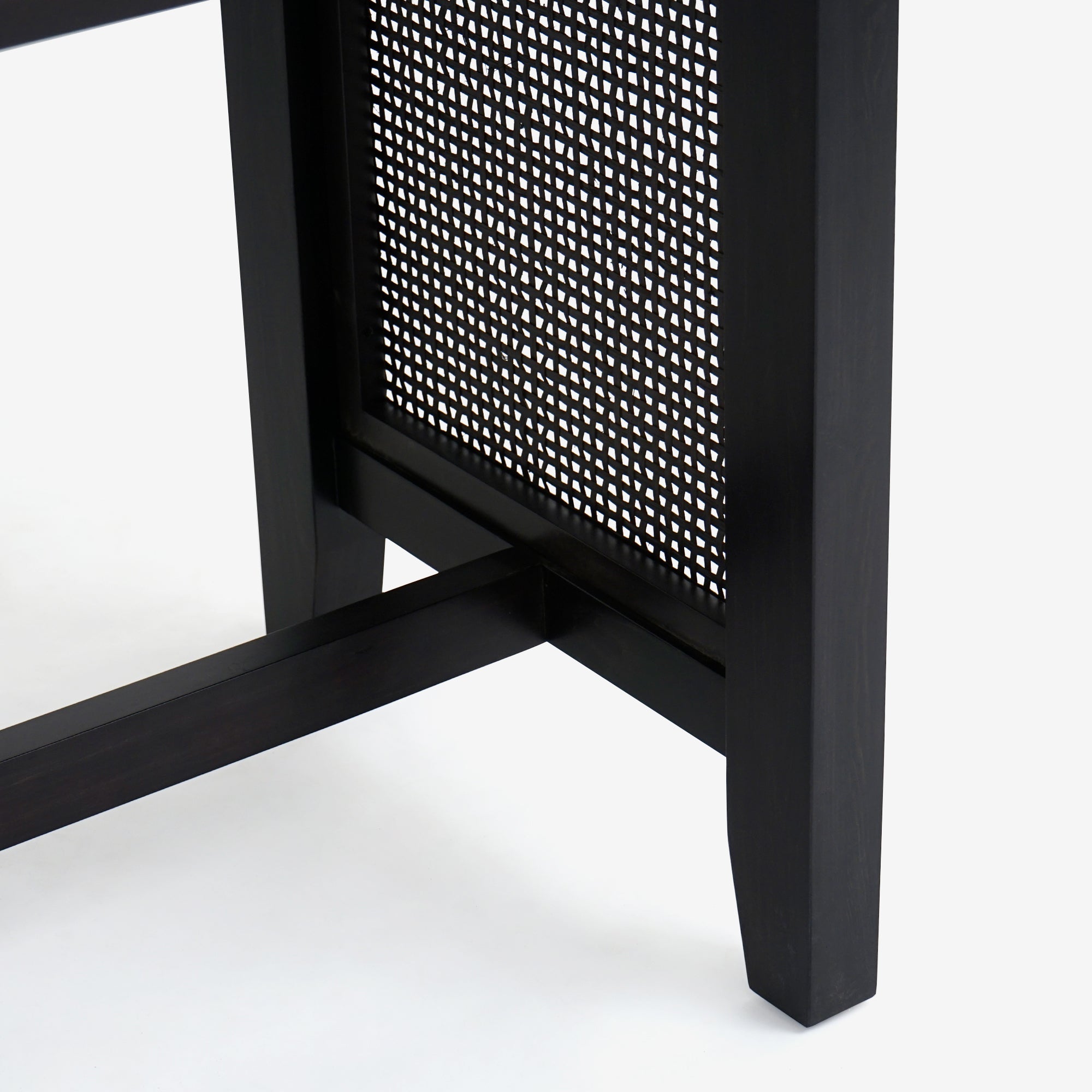 Detail Leg Black Liora 72 x 30 Rattan Dining Table